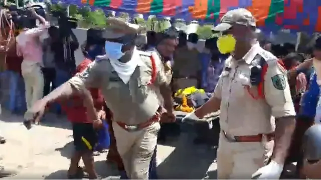 మృతదేహాలను తరలిస్తున్న పోలీసులు