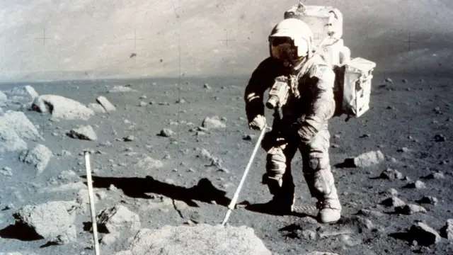 চাদের মাটি থেকে নমুনা সংগ্রহ করছেন শ্মিট