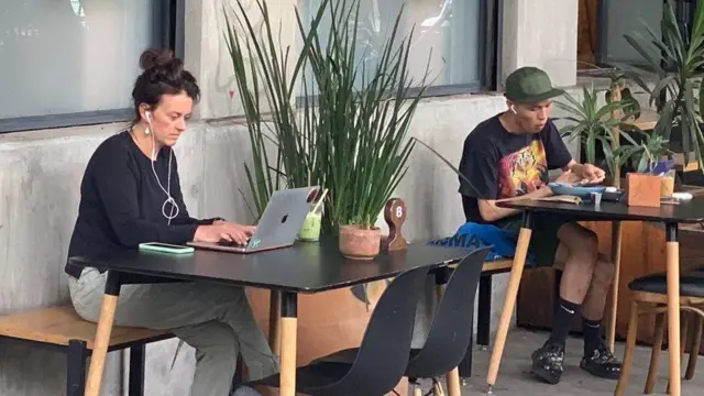 Gente en una terraza de un restaurante en CDMX