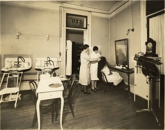 Especialistas del salón haciendo un tratamiento.