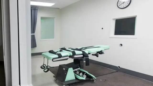 যুক্তরাষ্ট্রে এরকম বেডে দন্ডিত ব্যক্তিকে শুইয়ে বিষাক্ত ইনজেকশন দেয়া হয়