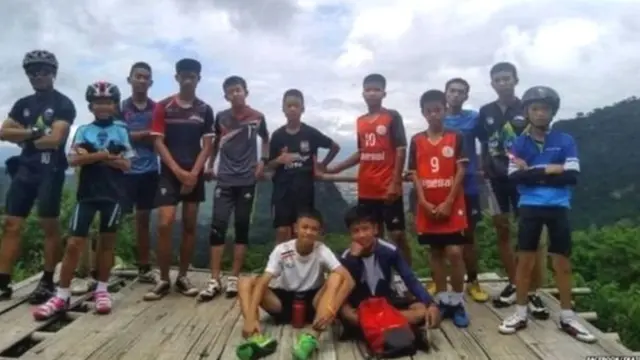 ગુફામાં ફસાઈ ગયેલા બાળકોની ફૂટબૉલ ટીમની તસવીર