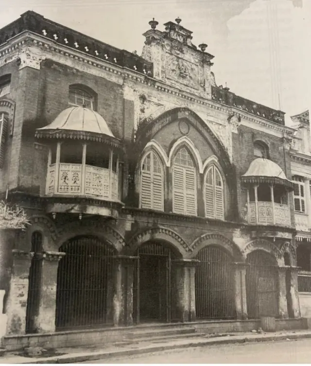 திருவல்லிக்கேணி துளசிங்கப் பெருமாள் கோவில் தெருவில் பாரதியார் கடைசியாக வாழ்ந்து உயிர் நீத்த வீடு. டாக்டர் நஞ்சுண்ட ராவ் கட்டியது.