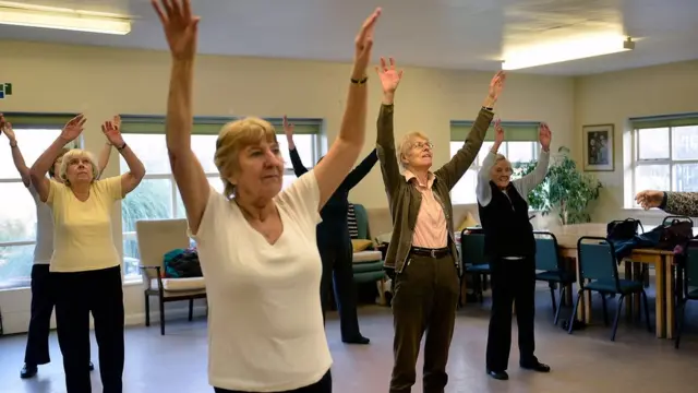 Пенсіонери роблять гімнастику