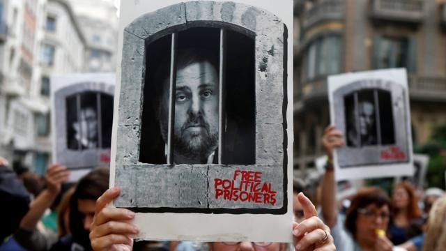 抗議者們手持加泰羅尼亞自治區前副主席奧裏奧爾·洪克拉斯（Oriol Junqueras）的照片