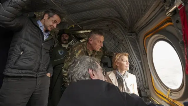 La presidenta de la Comisión Europea, Ursula von der Leyen, junto al primer ministro griego, Kyriakos Mitsotakis, y otros funcionarios.