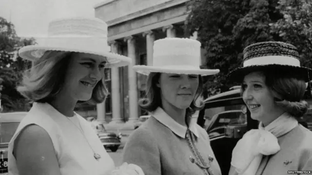 1963 मध्ये लॉर्ड्स क्रिकेट ग्राउंडवर व्हर्जिनिया क्रुकशँक आणि रोझमेरी बॉर्डसोबत 16 वर्षांची कॅमिला