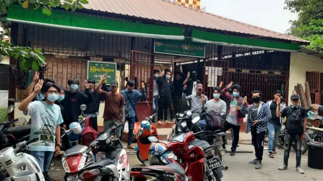 မီးရထားဝန်ထမ်းတွေကို လူငယ်တွေက လာရောက်ကူညီရွှေ့ပြောင်းပေးကြ