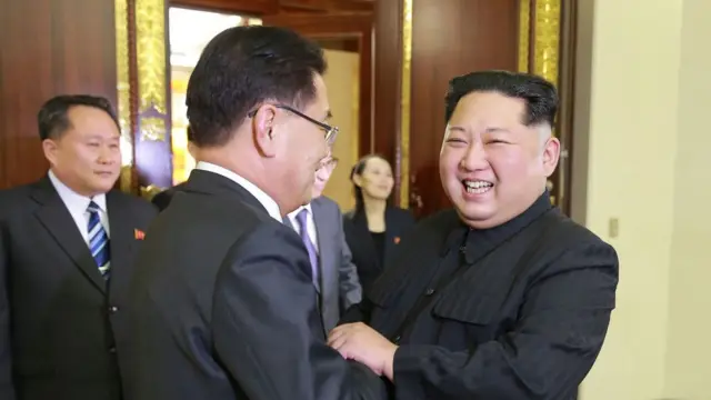 특사단은 김 위원장을 만날 것은 알았지만 일정을 합의되지 않은 채로 평양으로 떠났다