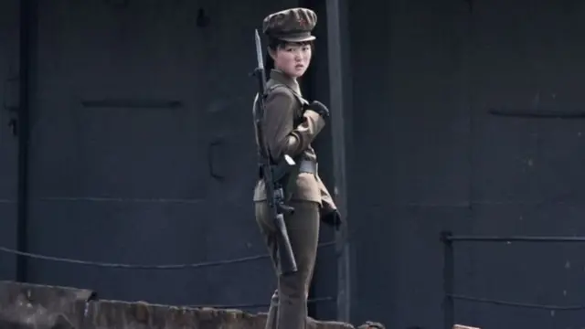 Một nữ binh sĩ Bắc Hàn tại bờ sông Áp Lục (2014)