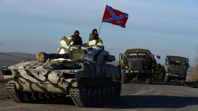 رتل من المتمردين المدعومين من روسيا يرفع علما انفصاليا في منطقة دونيتسك في فبراير/شباط عام 2015