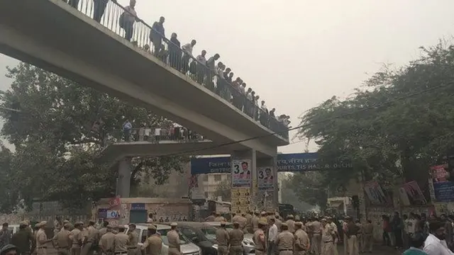 तीस हज़ारी कोर्ट के बाहर पुलिस-वकीलों में झड़प