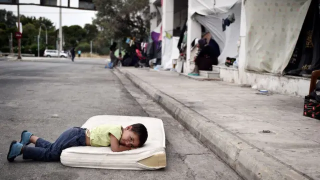 طفل لاجئ في اليونان