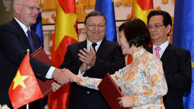 Nguyên Thứ trưởng Công Thương Hồ Thị Kim Thoa (phải)