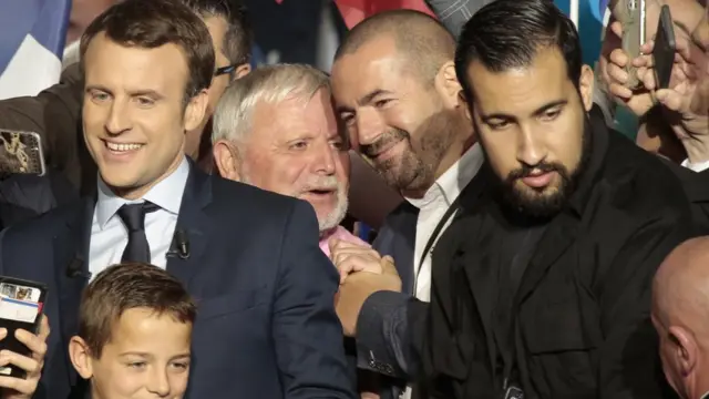 بينالا وماكرون خلال حملة الانتخابات الرئاسية