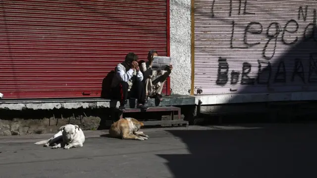 বৃহস্পতিবার সকালে শ্রীনগরের রাজপথে