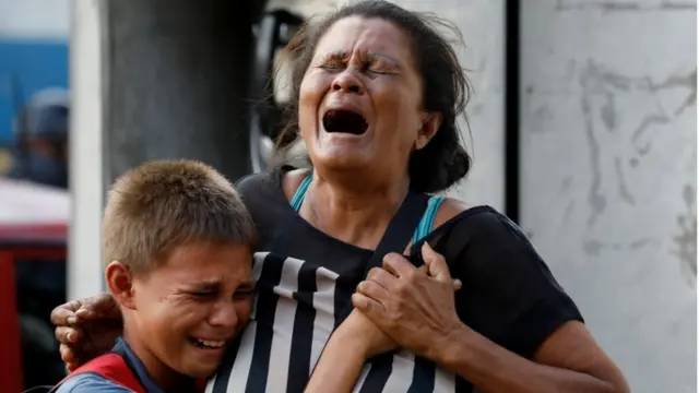 Mulher e criança chorando na porta da prisãobet365 sd01Valencia