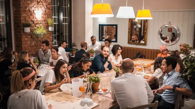 زبائن في مطعم ميسكيوزي في لندن