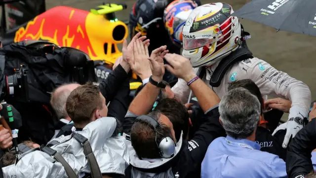 Hamilton baru bisa memenangkan GP Brasil dalam usahanya yang ke-10.