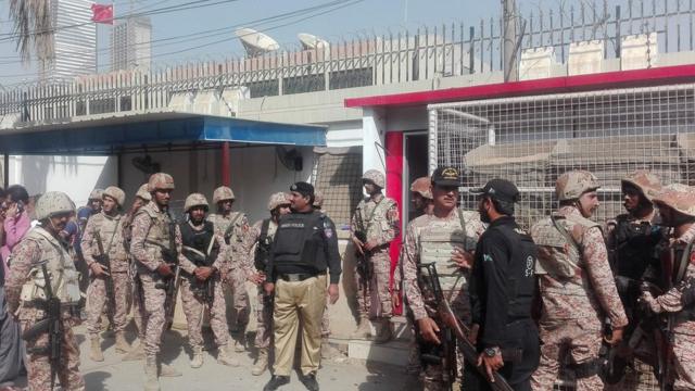 巴基斯坦武装警察赶到卡拉奇中国领馆处理袭击事件（23/11/2018）