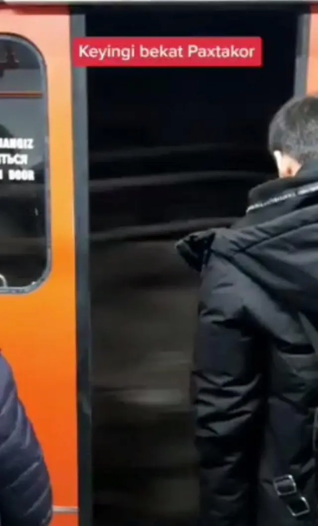 Ёпилмай қолган метро эшиги