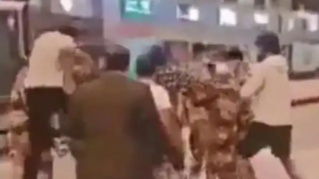 பின்னால் இருந்து வந்து எகிறி குதித்து அடிக்கும் மகா காந்தி