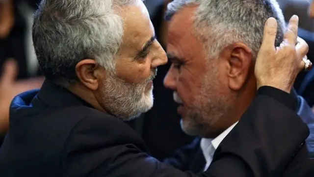 هادی عامری (راست) در کنار قاسم سلیمانی، فرمانده نیروی قدس سپاه پاسداران جمهوری اسلامی