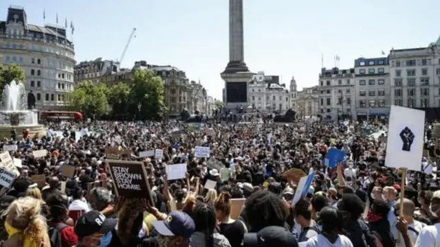Ku munsi wa Mungu, Abongereza birihaye amabarabara i Londres mu kwiyamiriza urupfu rwa George Floyd