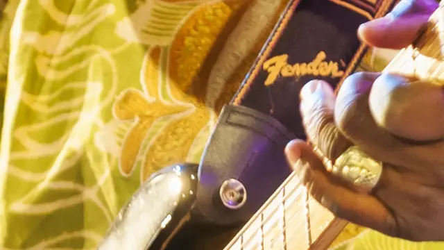 Le musicien soukous congolais Lokassa Ya Mbongo joue de la guitare rythmique avec Samba Mapangala et l'Orchestre Virunga lors d'un concert Midsummer Night Swing au Damrosch Park du Lincoln Center, à New York, New York, le 10 juillet 2009.