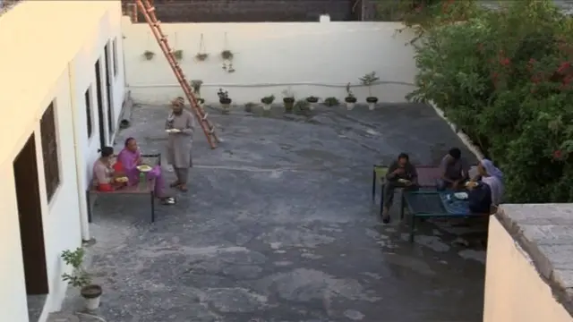 তৃতীয় লিঙ্গ অথবা হিজড়া সম্প্রদায়ের মানুষদের জন্য চালু হয়েছে এই বৃদ্ধ নিবাস।