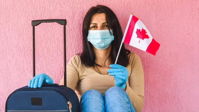 mujer con maleta y bandera de canada