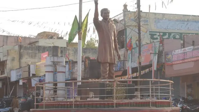 શંકર ગુહા નિયોગીનું પૂતળું