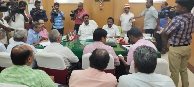 onion meeting. வெங்காய விலை தொடர்பாக நடந்த ஆய்வுக் கூட்டம்.
