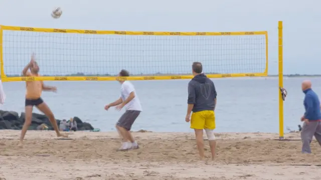 Брайтон-Бич: люди играют в волейбол