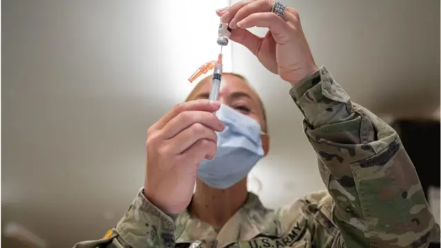 Army doctor dey prep vaccine