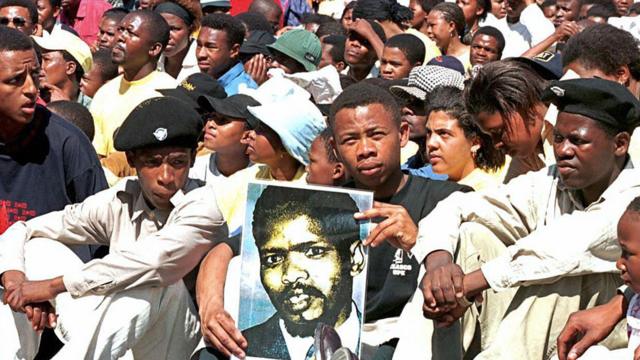 Jóvenes en Sudáfrica con una imagen de Steve Biko el día de la inauguración de un monumento del líder sudafricano