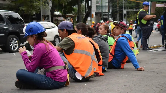 Un grupo de voluntarios descansa en una calle de México.