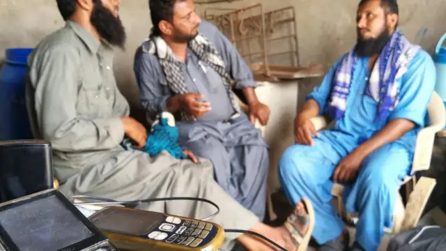 ગામના લોકો મોબાઇલ ચાર્જિંગ માટે બેટરી પર આધાર રાખે છે