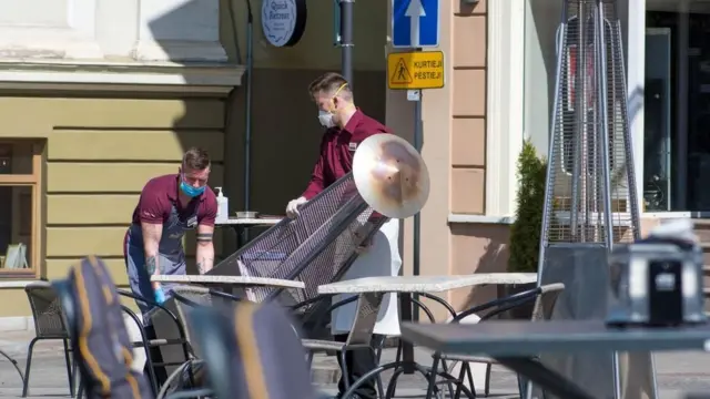 في بعض المناطق، هيمنت الطاولات والمقاعد وغيرها من مستلزمات المطاعم والحانات، على أماكن ذات قيمة، للمهتمين بالتراث الثقافي