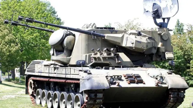 Gepard - це зенітна установка з двома 35-мм автоматичними гарматами на базі танка "Леопард 1"