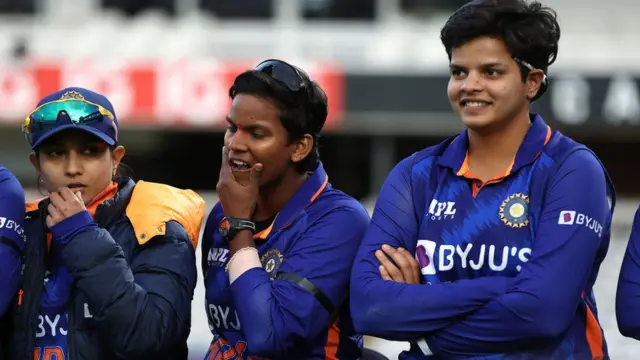 লর্ডসে শনিবার ম্যাচ ও সিরিজ জেতার পর ভারতীয় দলের ক্রিকেটাররা। দীপ্তি শর্মা মাঝে