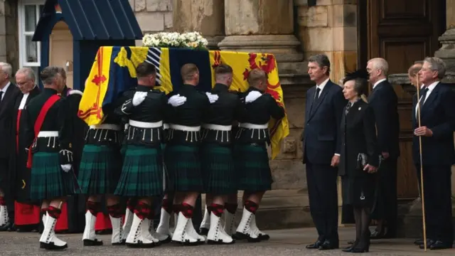 Peti jenazah Ratu Elizabeth II diusung oleh pasukan Royal Standard of Scotland ke dalam Istana Holyroodhouse - kediaman resmi Monarki Inggris di Edinburgh.