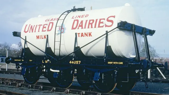 Camión de leche de la empresa Unigate