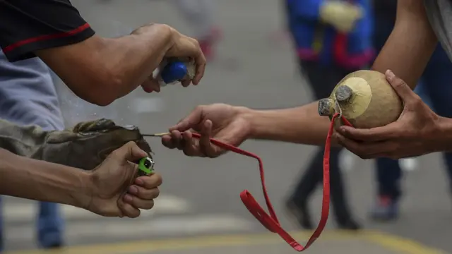 Manifestantes acendem bombaofficiel 1xbetfabricação caseira