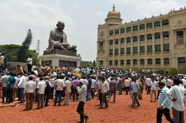 કર્ણાટક વિધાનસભાની બહારની તસવીર