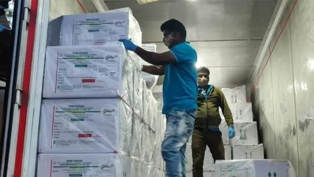 ઍરપોર્ટ પર પહોંચેલી વૅક્સિનની તસવીર
