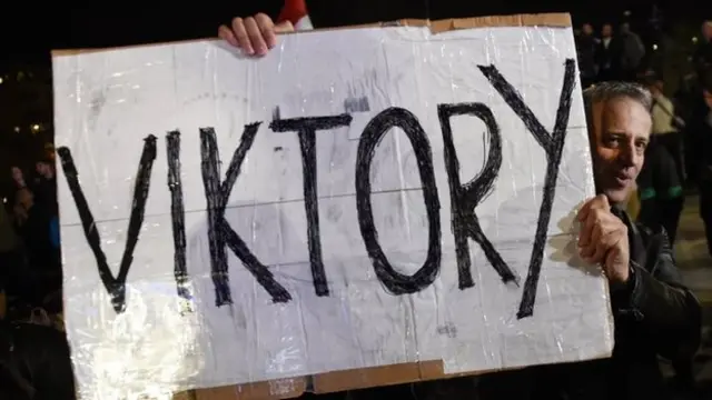 Seguidor de Orbán celebra su victoria.