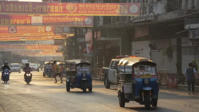 เช้าตรู่ เยาวราชยังรถไม่เยอะนัก