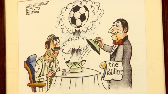 رسمة لنادل (يحمل محرمة كُتب عليها "سياسي")، وهو يقدم طبق به كرة قدم لرجل فقير