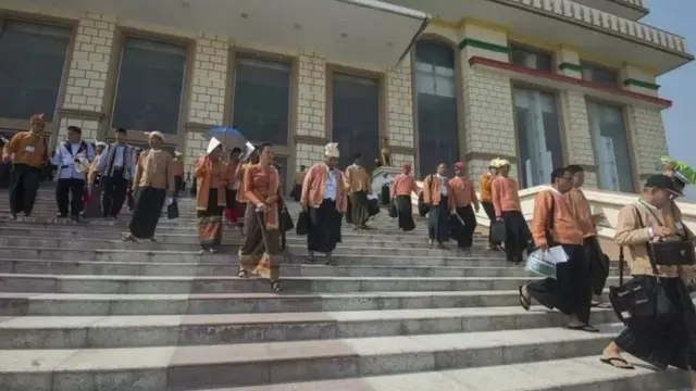 အမျိုးသားဒီမိုကရေစီအဖွဲ့ချုပ် ရဲ့အခြေခံဥပဒေပြင်ဆင်ရေးဟာ ဥပဒေမညီဘူးလို့တပ်ကပြောခဲ့